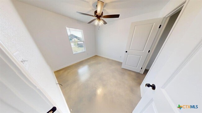 Building Photo - 907 Smoke Tree Ln