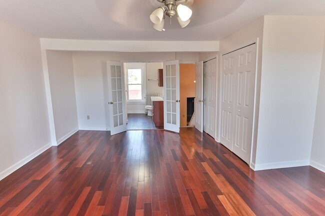 Building Photo - Charming 3 Bedroom on 2nd St