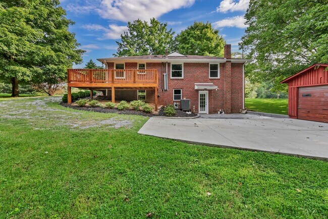 Building Photo - 613 Channell Dr