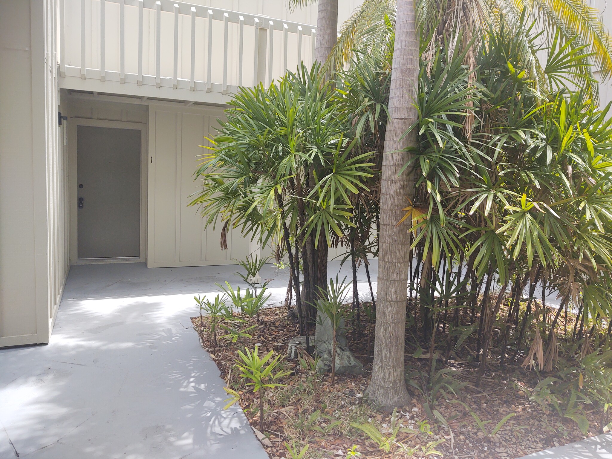 Front Door Atrium Entry - 2208 Bahia Vista St