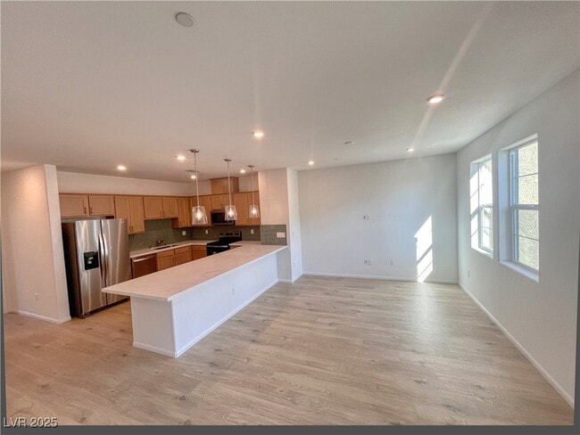Building Photo - 8683 Luxuriant Ave