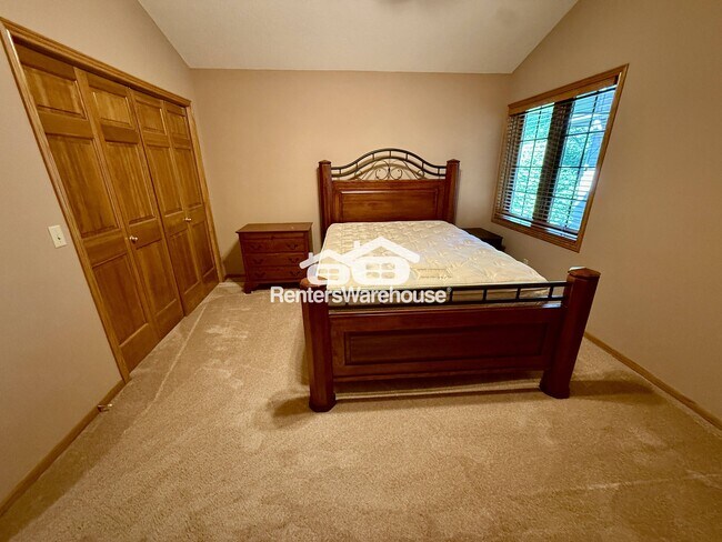 Building Photo - 10445 Fawns Way