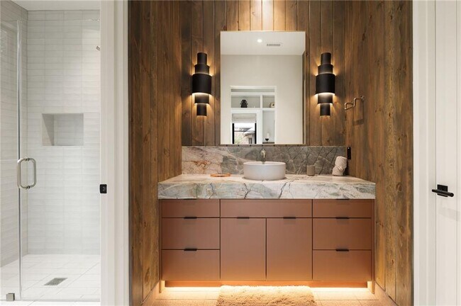 Building Photo - 725 Rocky Point Dr