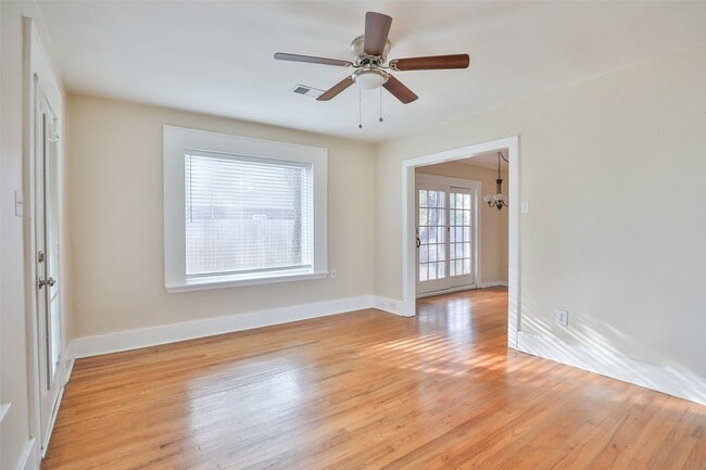 Building Photo - 607 Lakeview Dr