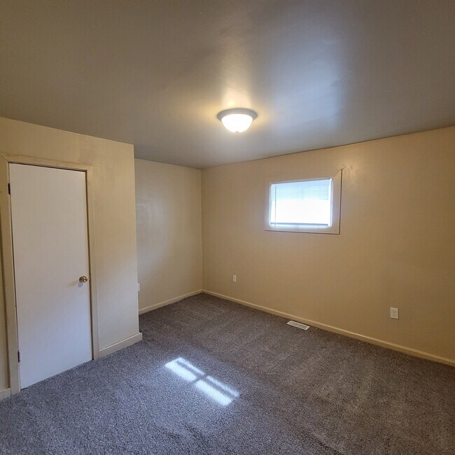 Building Photo - West Side 5BR/2BA House / Must See!