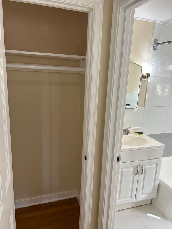 Building Photo - 877 Farmington Ave