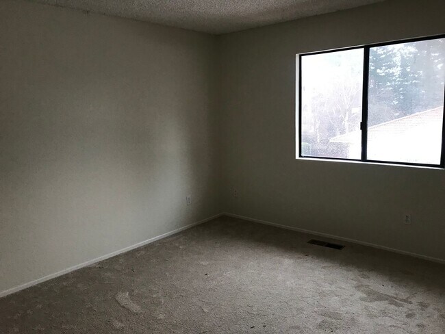 Building Photo - Charming and Conveniently Located Townhome...