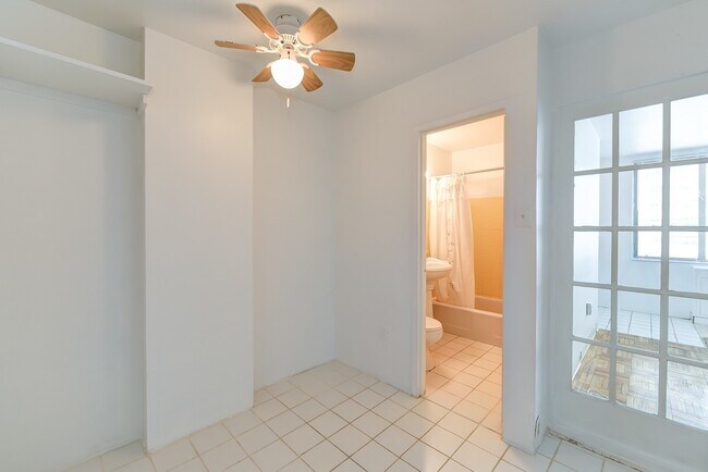 Building Photo - Charming & Bright Junior One Bedroom at River Place North