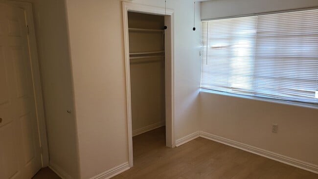 Building Photo - **2 Bdrms 1 Bath Detached Duplex in Hemet, CA**