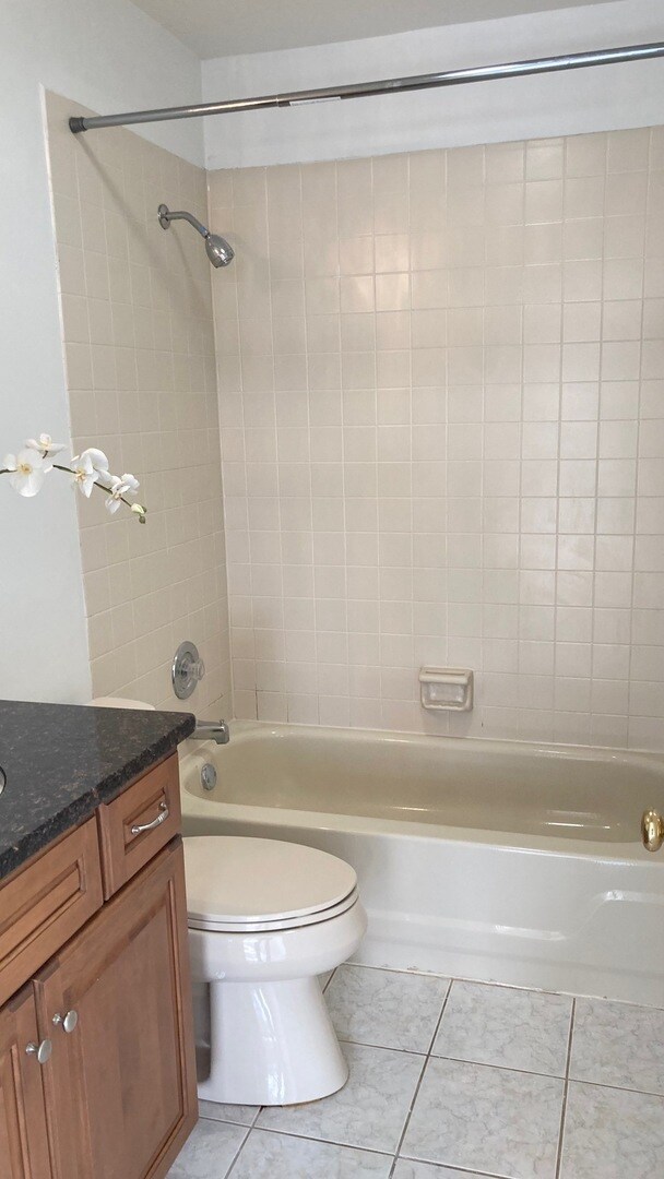 Building Photo - 21W581 North Ave