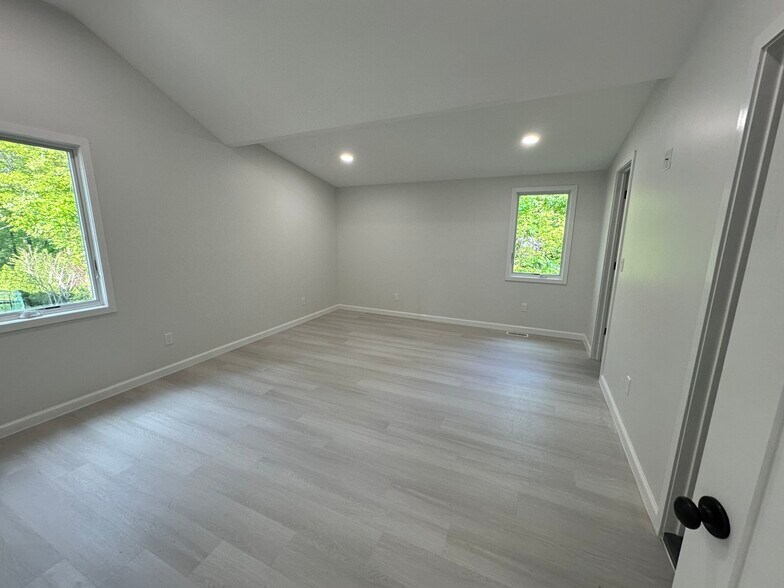 Building Photo - 119 W Rogues Path