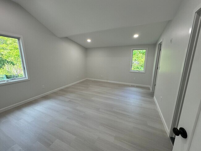 Building Photo - 119 W Rogues Path
