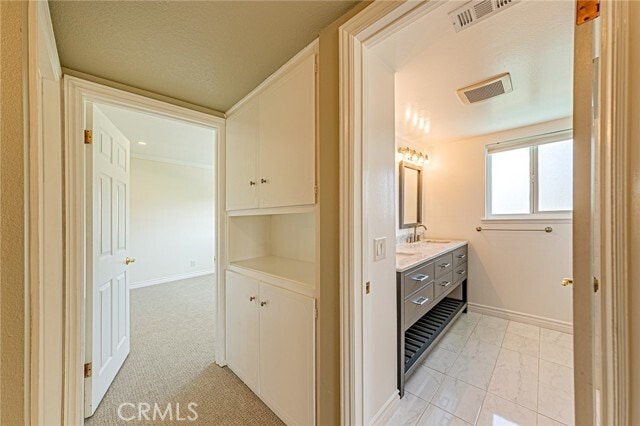 Building Photo - 670 S Oakhaven Ave