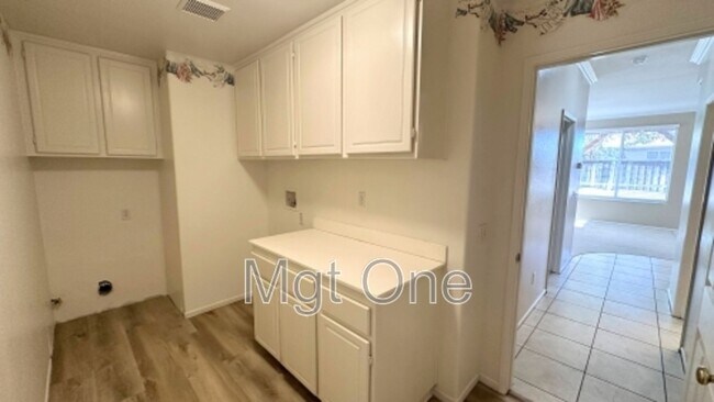 Building Photo - 8431 Newburgh St