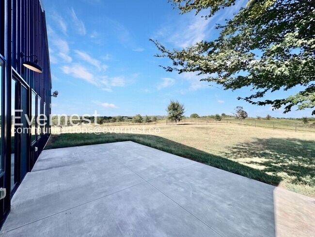 Building Photo - 2 Bed, 2 Bath Home with Garage / Pet-Friendly / Available Now!