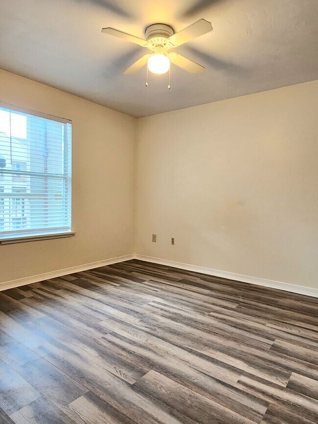 Building Photo - 1 bedroom 1 bathroom condo, 2nd floor