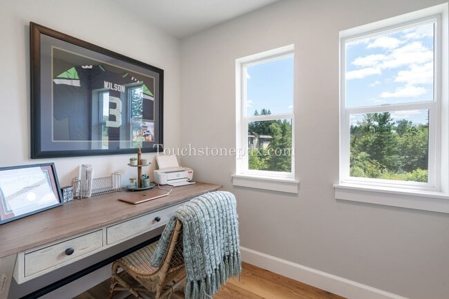 Building Photo - Luxurious 4 Bed/3.5 Bath Residence - Your ...