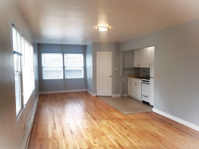 Building Photo - Classic Studio Apartment in The Heart of S...