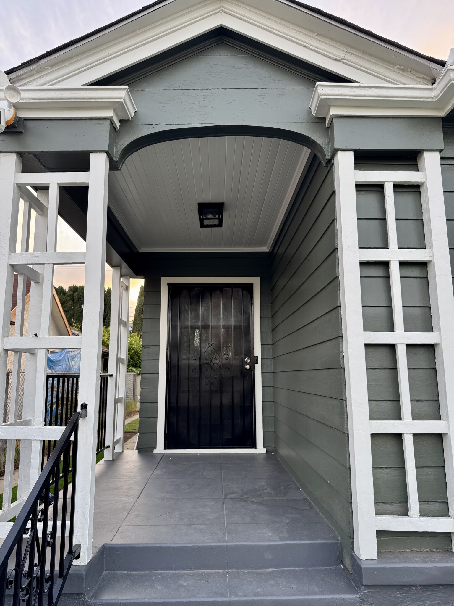 Building Photo - 1121 N Heliotrope Dr