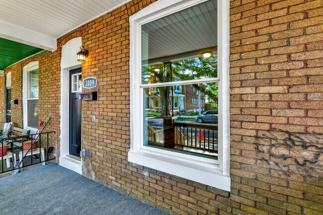 Building Photo - Fully Renovated 3 Bedroom Rowhome- Baltimo...