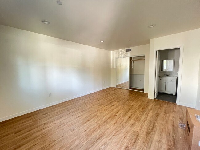 Building Photo - 2416 Carmona Ave