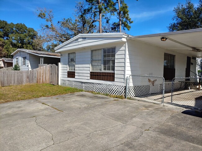 Building Photo - Move in Ready Manufactured 3/2 Home on Sou...