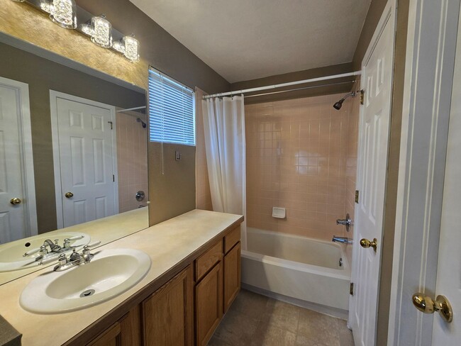 Building Photo - Indian Peaks Rowhouse w/attached garage