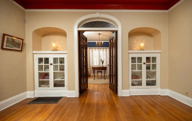 Building Photo - WONDERFUL HISTORIC 5 BED 3 BATH PROPERTY WITH CARRIAGE HOUSE