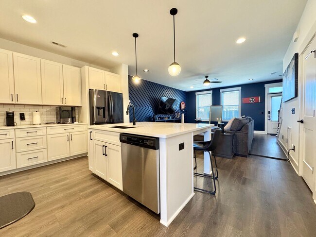 Building Photo - 2 Bed, 2.5 Bath Townhome with 2 Reserved Parking Spots