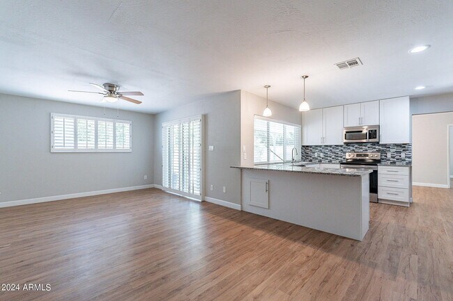 Building Photo - 110 W Seldon Ln