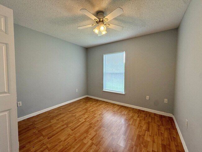 Building Photo - 220 Canterbury Ct