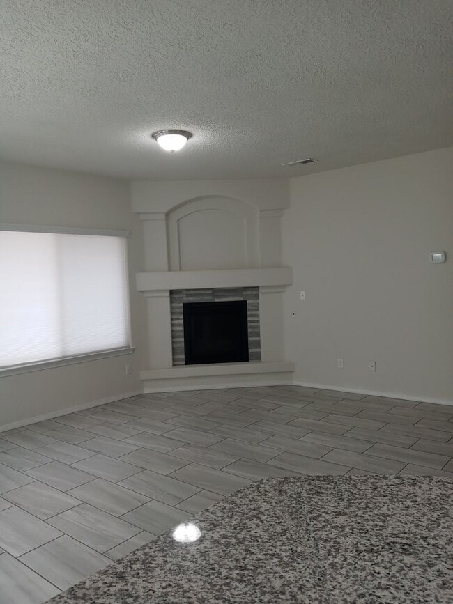 Building Photo - FOUR BEDROOMS!