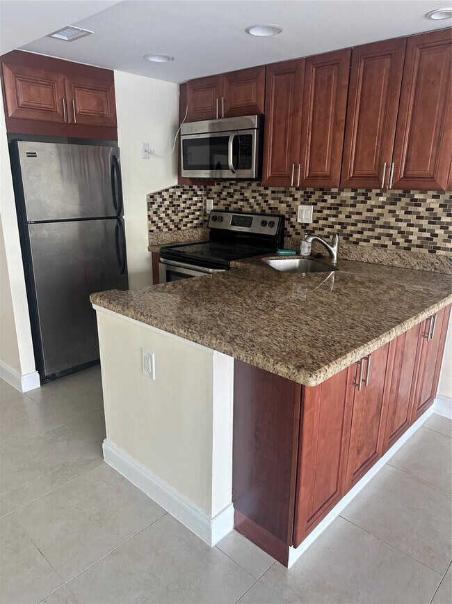 Building Photo - 2900 NE 30th St