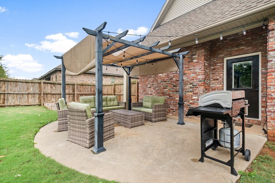 Building Photo - 2351 N Hosta Dr