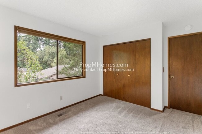 Building Photo - Spacious Elegance: A Four-Bedroom Retreat in the Heart of Palisades!