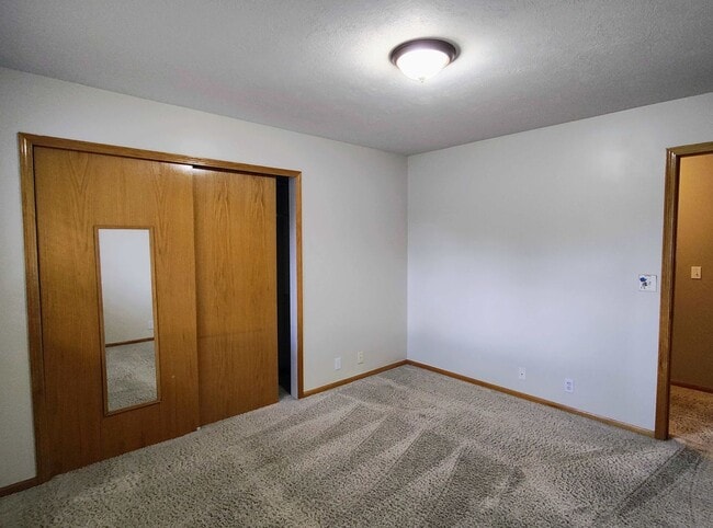 Building Photo - 5 BD 3 BA 2900 sq ft HOME IN DRAPER.