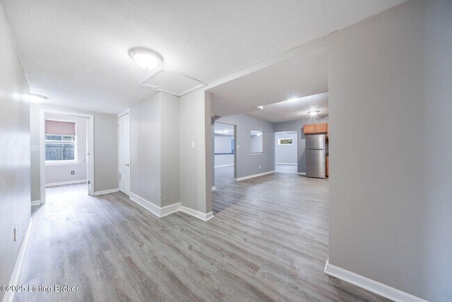 Building Photo - 1112 E Oak St