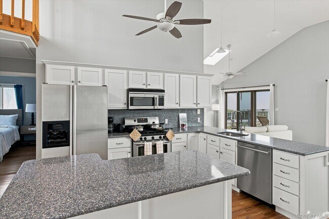 Building Photo - 717 Dune Rd