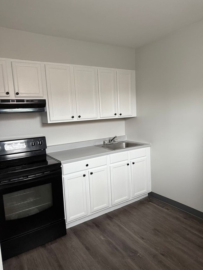Building Photo - Now Leasing! Beautiful Studio.