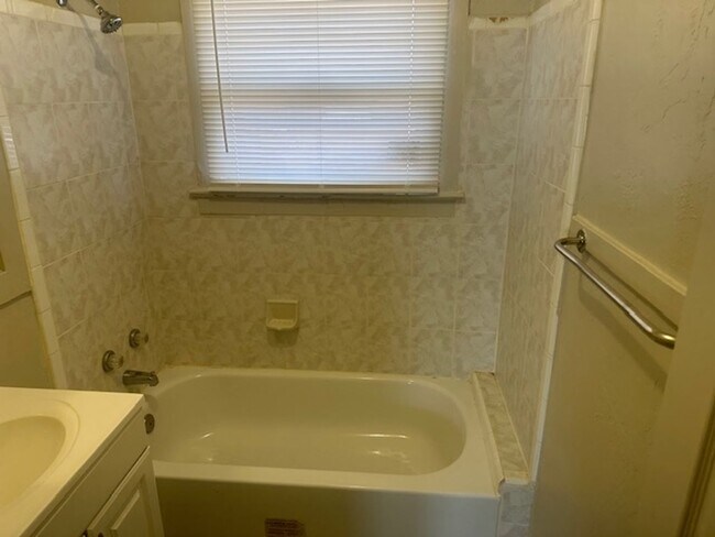 Building Photo - 2825 Madison Ave