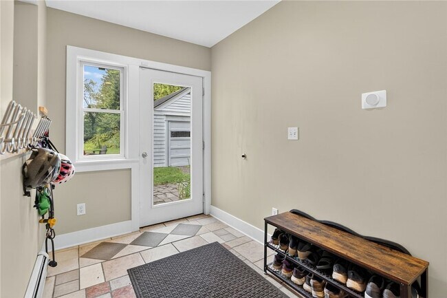 Building Photo - 204 Roat St