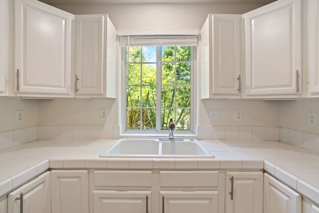 Building Photo - 1 BD / 1 BA Pet Friendly Newly Renovated Apartments