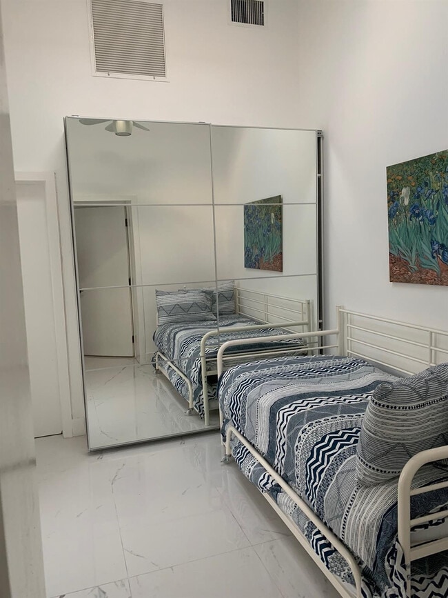 Building Photo - 9007 NE 10th Ave