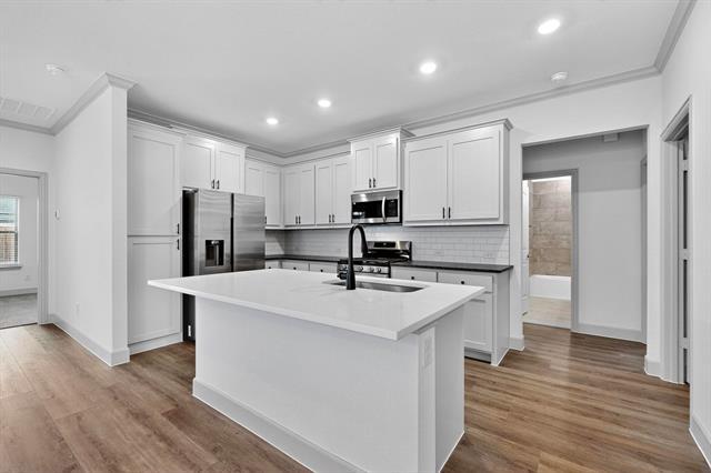 Building Photo - 560 Oak Crk Dr