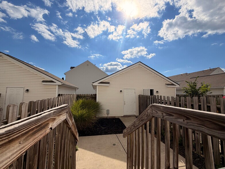 Building Photo - 717 Lazelle Rd