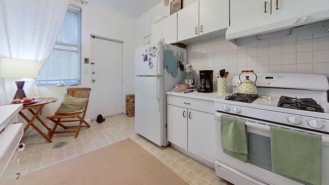 Building Photo - Extra Large Lakeview One Bedroom Includes ...