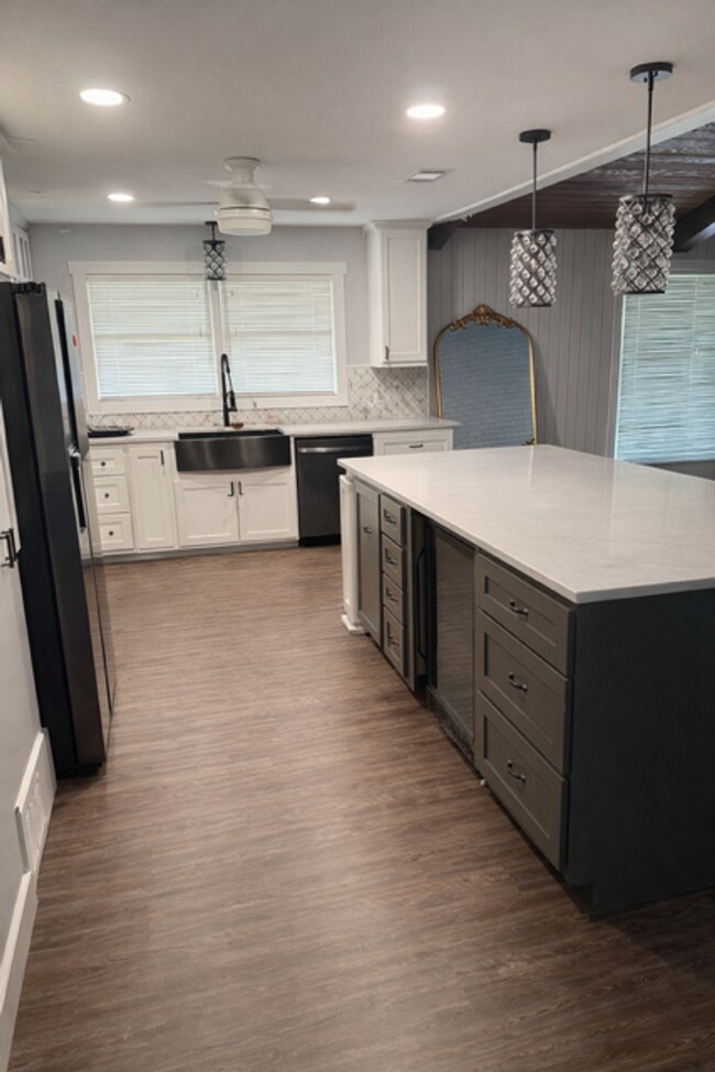 Building Photo - 902 N Texas St