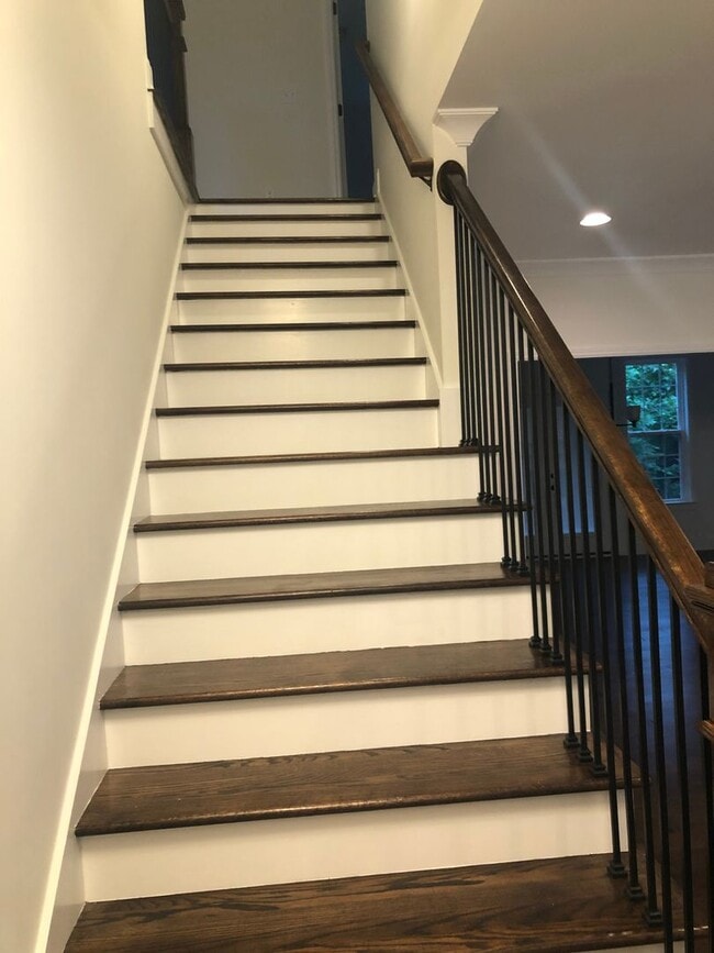 Building Photo - 3 Bedrooms + 2.5 Bath Renatal in East Brainerd