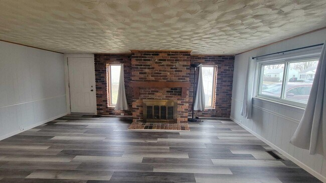 Building Photo - 655 Robinwood Dr