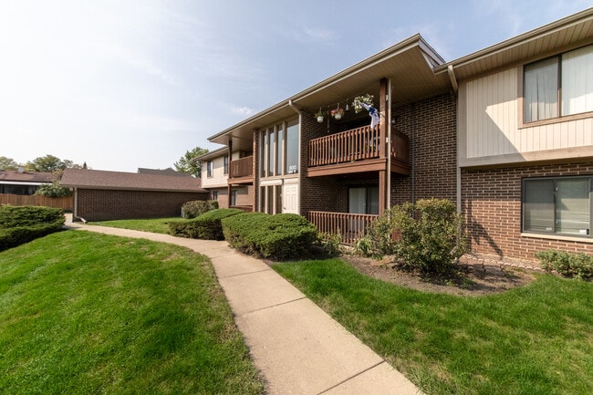 Building Photo - 800 Brook Dr